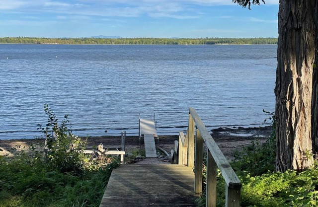 4 Bedroom 2 Bathroom Entire Home with Walk-In Lake Access