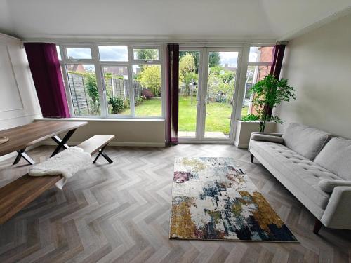 4 Bedroom Equipped House Driveway- 10 Mins to NEC JLR BHX HS2 & More- Birmingham Sutton Coldfield, Coleshill & More