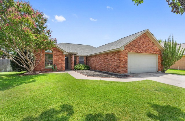 4-bedroom house in superb Trophy Club with Backyard, W/D, Pets!