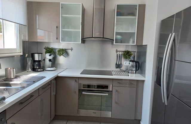 4 bedroom house with parking and 2 exteriors less than 20min from the beaches