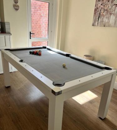 4 bedroom, sleeps 8, 30 seconds from beach, games table