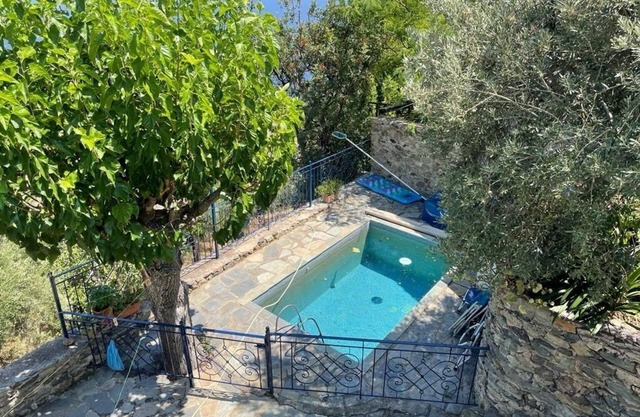 Villa de piedra de 4 dormitorios con piscina y vistas al mar en el Peloponeso, Grecia