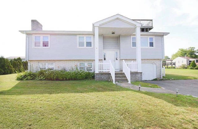 4 Bedroom Summer Home with a View!