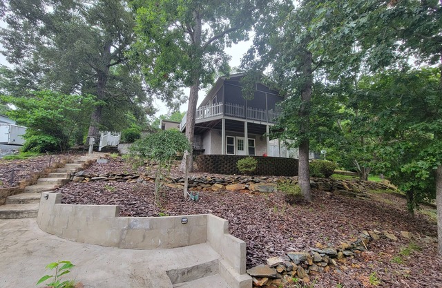 4-bedroom waterfront house in welcoming New London with WiFi and kayaks.
