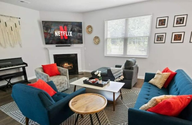 4 bedrooms house w/ TV, Wifi, dedicated workspace