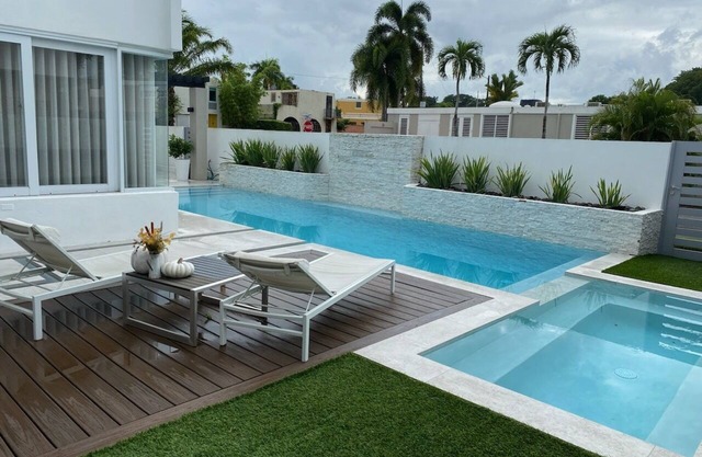 4 BR Charmer, Corner lot, Exquisite Pool, Outdoor Bar and Entertainment center