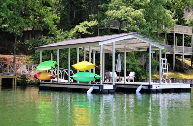 Casa frente al lago de 4 dormitorios en una cala tranquila con muelle de natación y sin tráfico de botes.