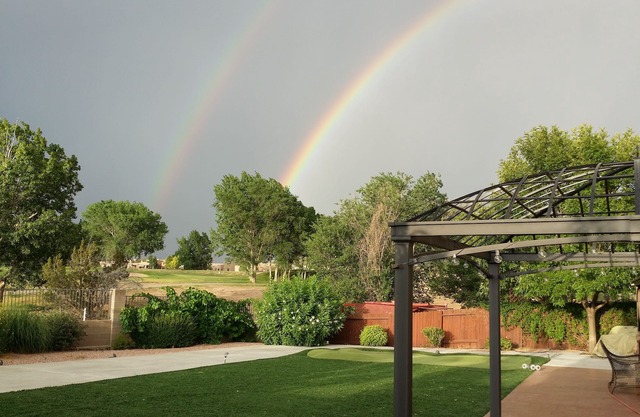 ¡Vivir en estilo centro turístico en Santa Fe Country Club! Toda la casa grande- ¡Luz! ¡brillante!