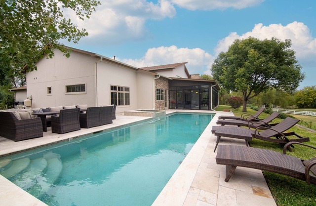 4 BR Villa w/ Heated Pool & Spa , Sauna,Turkish Hammam BBQ and Huge Backyard