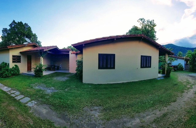 4 casas de 2 y 3 dormitorios (sala de estar, cocina, baño, barbacoa y muebles)