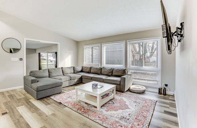 4 Mi to Zoo & Dtwn Akron: Home w/ Game Room!
