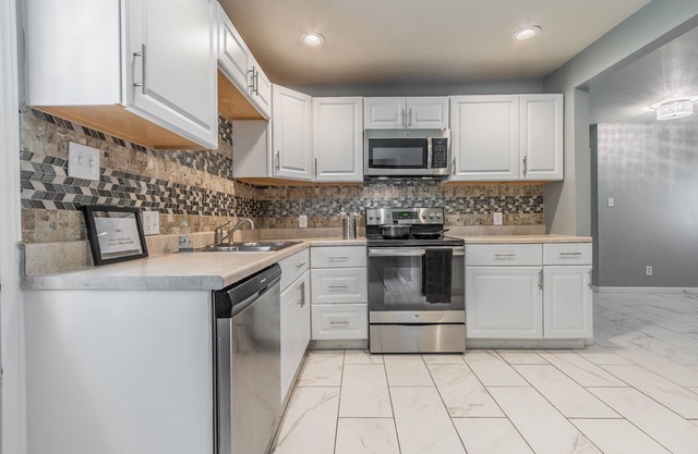 4 Queen Beds, Fast WiFi, Free Parking
