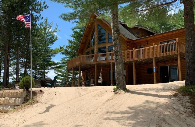 Cabaña de madera en Pine River Pond en Wakefield NH