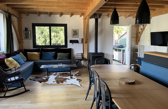 Decoración de casa de campo aseada vista a la montaña del valle Ossau