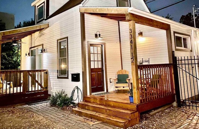 40% OFF THROUGH March 15th!! Pristine Carriage House
