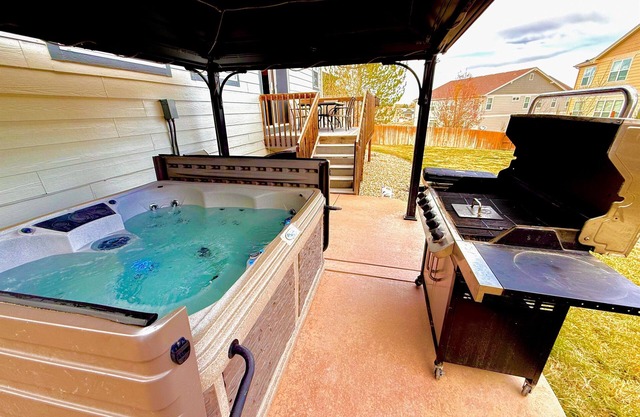 420Friendly GolfSimulator HotTub 5Bath Theater