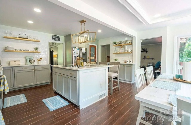 487) Massive 3 bedroom with a firepit!