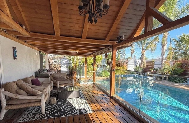 4BDs w/Tropical Outdoor Pool & Spa