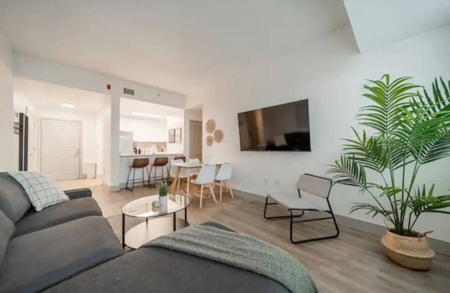 4Bed/2Bath - W/Wi-Fi +Fitness Centre +Truist Field