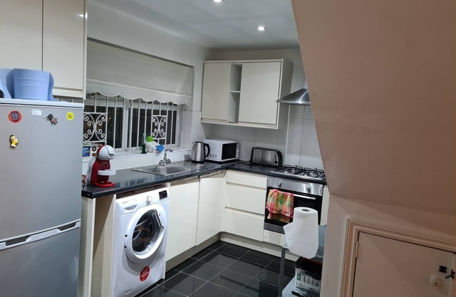 4br-2ensuite-10mincentrallondon-sleeps11-parking