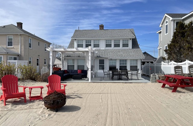 4BR Beach Cottage se encuentra en la playa privada. Capacidad para 12 personas con comodidad, parrilla al aire libre