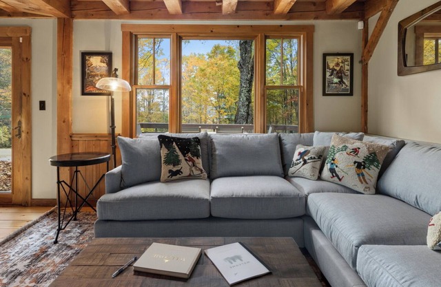 4BR Classic Vermont Cabin w/ Fireplace, A/C, & Grill — 10 min to Stowe Village