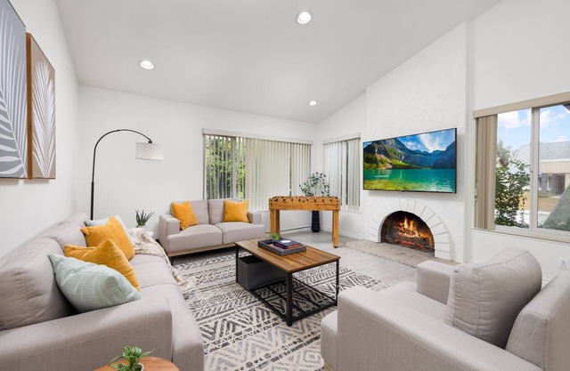 4BR FUN Pool Villa Near Disneyland - Family/ Kid Friendly - Sleeps 10
