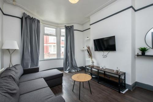 4BR Home in Great Location close to Transport