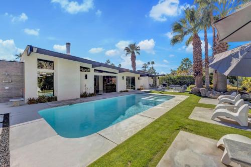 4BR MidCentury Alexander Home in Vista Las Palmas