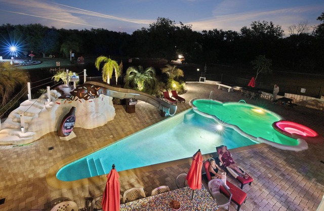 ¡Finca de 5 acres con 10 habitaciones y piscina gigante con tobogán, parque acuático y golf loco!