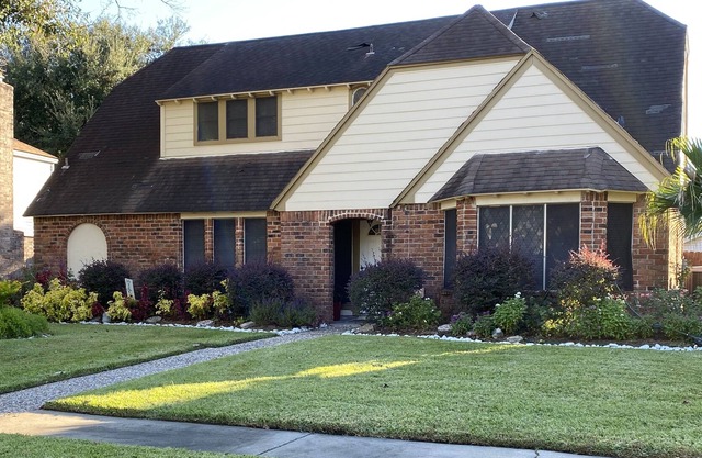 5 Bed 3 bath house in a quiet neighborhood