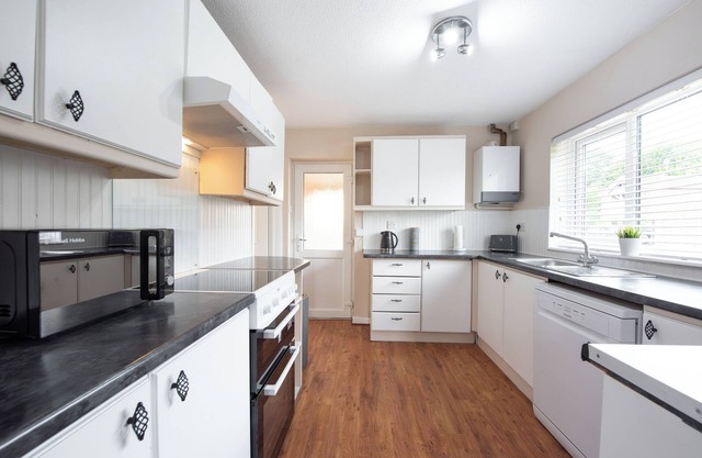 5 Bed Detached House, Parking and fast wifi. Pet Friendly