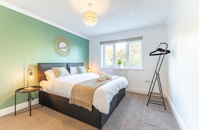 5 Bed House Heathrow Egham Virginia Water Sleeps 7 or Up To 8 If Sharing Beds, Mid To Long Term Bookings Welcome