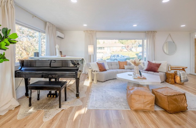 5 Bed Mountain Mansion: Theater, Gym, Sauna, Sonos