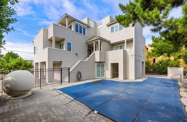 5 BEDROOMS ON PRIVATE LANE!