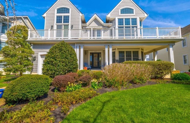 5 BR/4 BA single family home located one block to the beach. Sleeps 12!