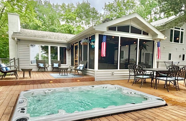 5 BR Spacious Lake House with Hot Tub