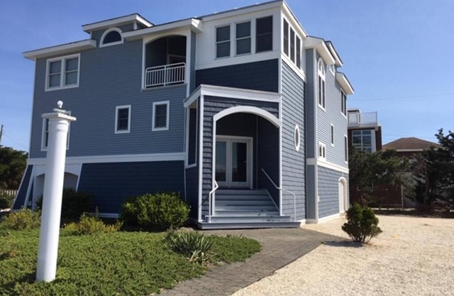 5 BRs, Hot Tub Roof Top, 2nd off the Ocean.