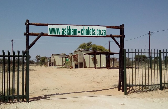 5 Chalets En El Kalahari. Fronteras en una granja