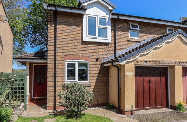 5 LLYS DOLHAIARN, pet friendly, with a garden in Llanfair Talhaiarn