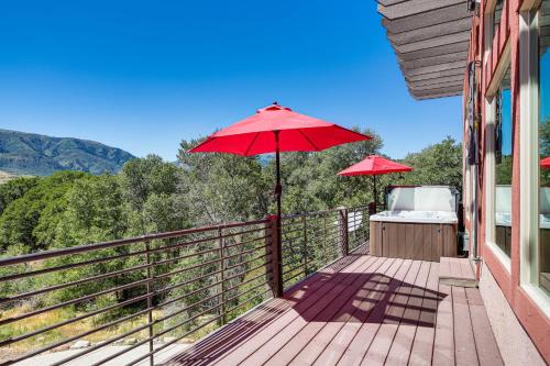5 Mi to Powder Mtn Multi-Level Charmer with Hot Tub