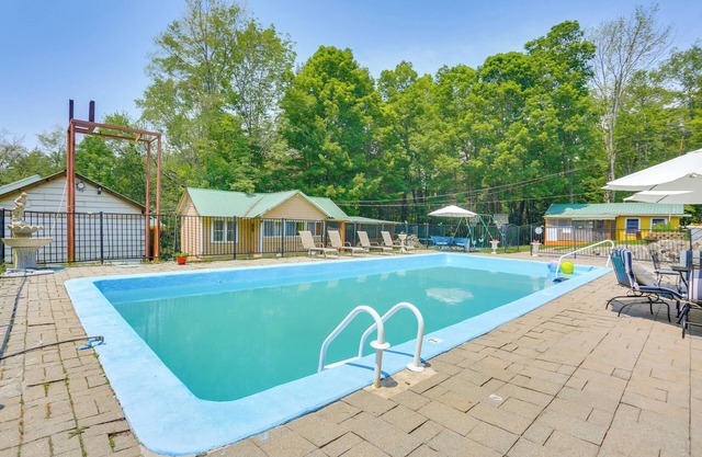 5 Mi to Swinging Bridge Reservoir: Cabin w/ Pool!