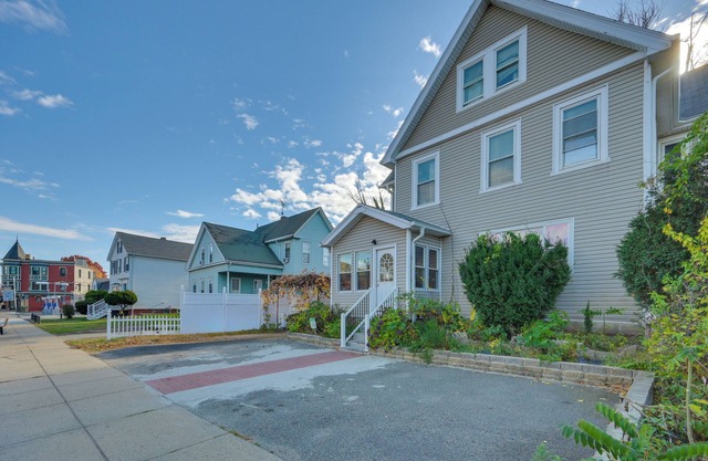 5 Mi to TD Garden: Quiet Medford Getaway!
