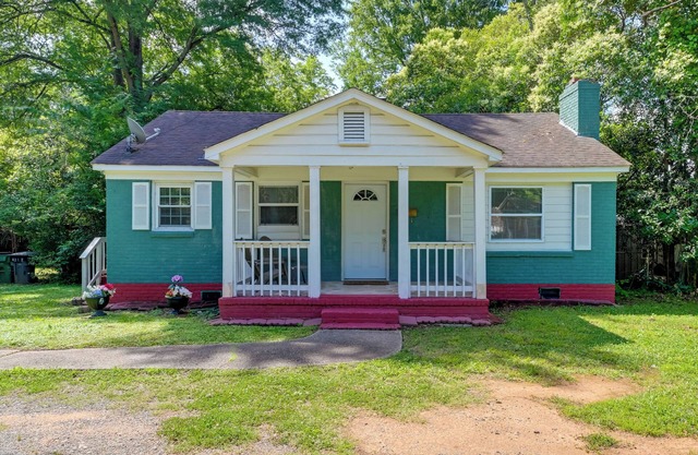 5 Mi to Uptown: Charlotte Hideaway w/ Yard