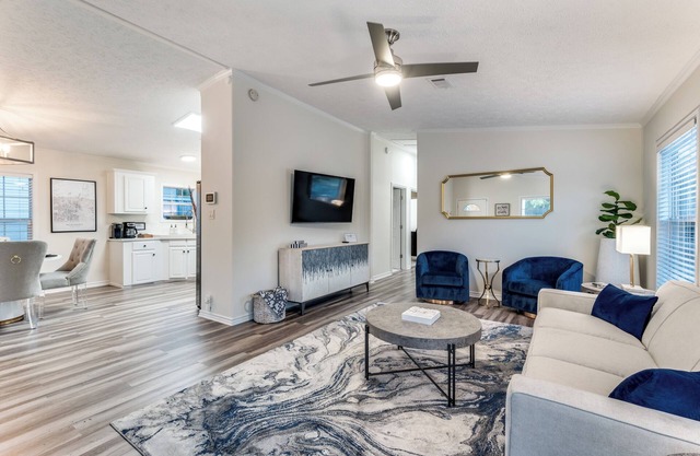 5 min. stroll to Downtown Mckinney! Family & Pet Friendly Cottage