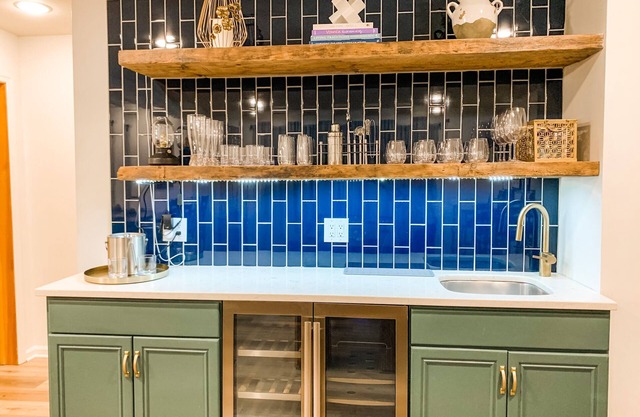 5 mins to Wisp! Super Cute Renovated Home w/ Lake Views + Hot tub!