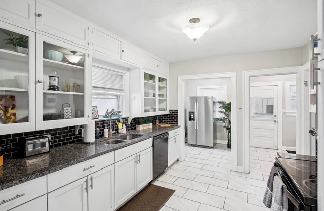 5 Minutes From Stadium, Charming 3-bedroom house with WiFi, AC