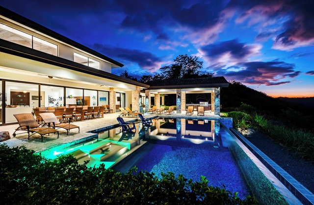 A 5 MINUTOS DE LA PLAYA! Dazzling Luxury Hilltop Estate w / MASSIVE Oasis al aire libre!