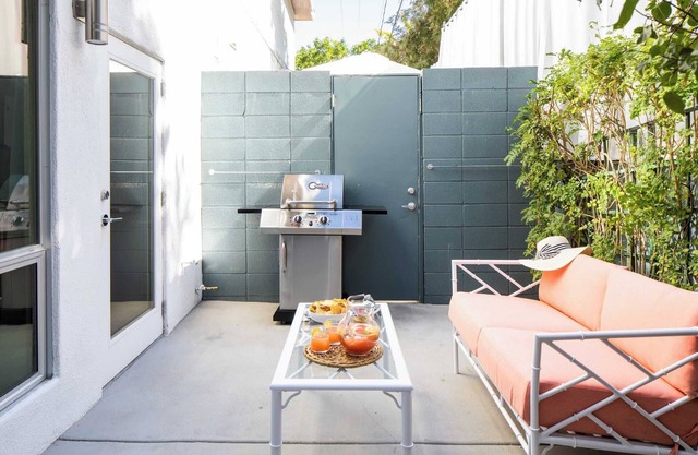 5 Private Rooms, Sleeps 14 Wesley Studio Buyout