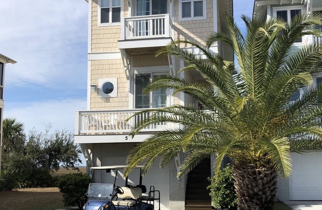 Nueva casa cerrada de la isla con vistas a los humedales, hermosas puestas de sol, carrito de golf